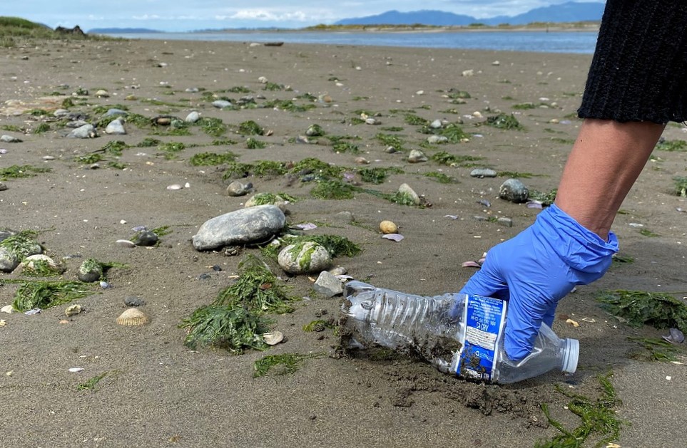 Penseetje - Gewapend met handschoenen en vuilniszak